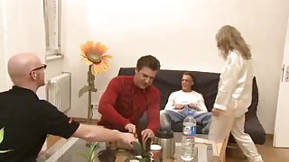 चंकी लैटिना उसकी रसोई में एक सेक्सी फिल्म फुल एचडी में शो करता है